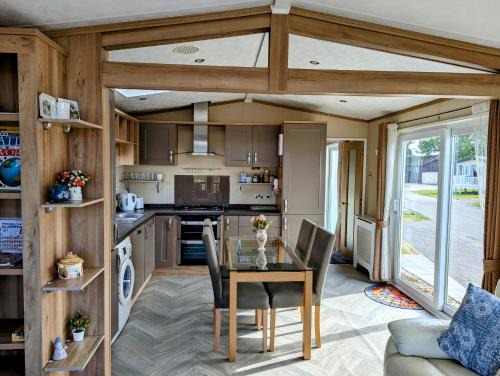Chichester Ski Chalet | Comfy & Cosy family loving Home