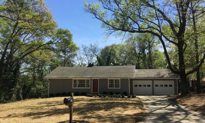 Roswell House | Comfy Cozy Bright Home in Heart of Roswell~Walk to Canton St~Pet Friendly!
