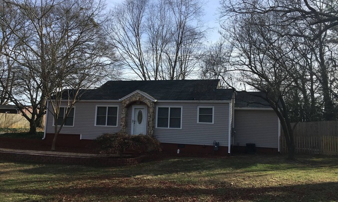 Roswell House | Comfy, Cozy, Bright home in heart of Roswell-Walk to Canton St.-Pet Friendly!