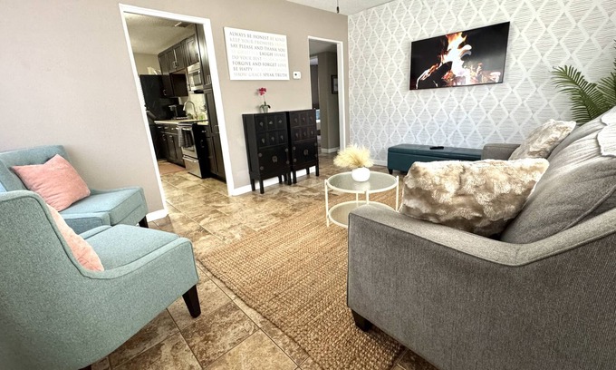 Riverside Apartment | Comfy cozy in trendy Riverside!