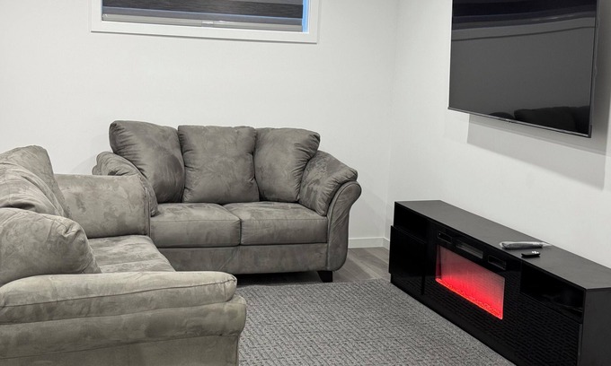 Southwest Edmonton House | Comfy Cozy One Bedroom Suite