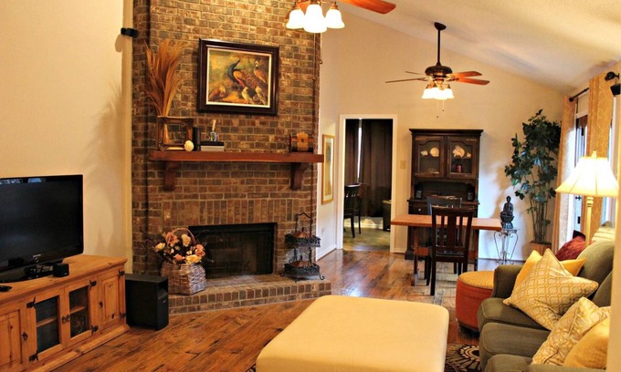 Garland House | Comfy, Cozy, Safe, Affordable Home - Dallas Suburb