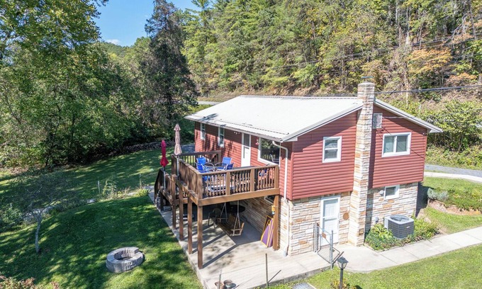 Eagle Rock House | Comfy Creekside Getaway in Eagle Rock, VA on Craig Creek, near the James River