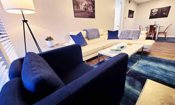 Government Hill Apartment | Comfy Downtown Apartment Near The Pearl - King Bed