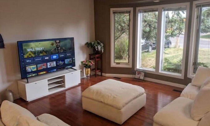 Airdrie House | Comfy Family Home - Pet Friendly + Free Parking