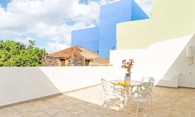 Garachico House | Comfy Holiday Home in Genovés with Balcony