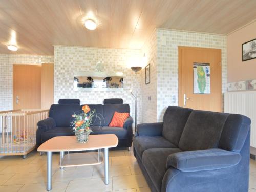 Burg-Reuland House | Comfy Holiday Home in Burg Reuland with Sauna, Terrace, BBQ