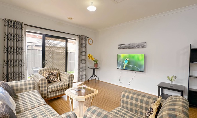 Craigieburn House | Comfy home/Airport/Shopping/Playground Nearby/Evaporative Cooler