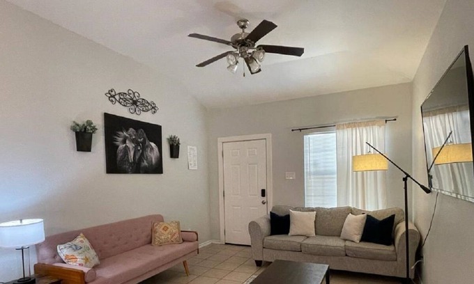 South Arlington House | Comfy home ~ AT&T Proximate & Arlington's Entertainment Hotspots.