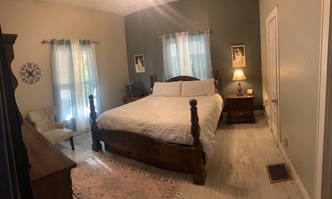Roswell House | Comfy home in historic district walking distance to museum, Food, & Shopping