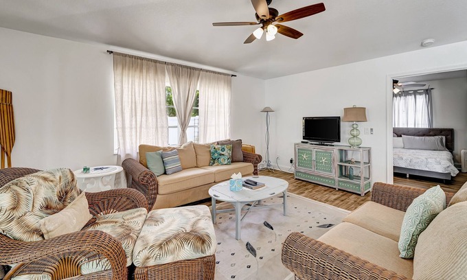 Grove City House | Comfy home near beach with WiFi, W/D, AC, pool, grill, & ping-pong - dogs OK