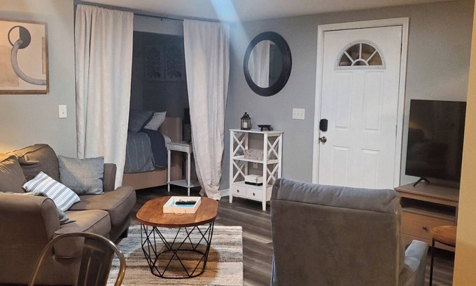 East Hill House | Comfy home near Downtown, Beaches and Shopping