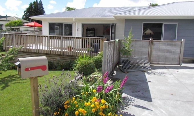 Waihi House | Comfy home opp Gilmour Lake.