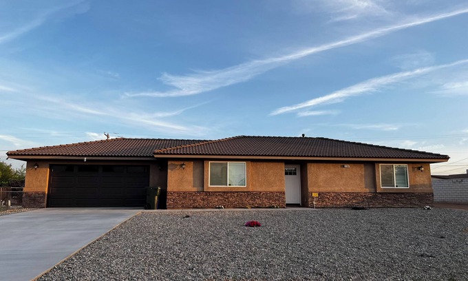 Apple Valley House | Comfy Home/Travel Nurse/Work/Long Stays/Vacation Stays.