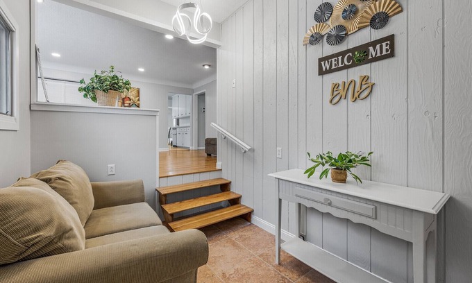 Vadnais Heights House | Comfy Homestay- Large Deck & Backyard - near St Paul
