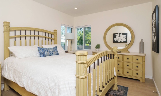 Crescenta Highlands House | Comfy House in Glendale
