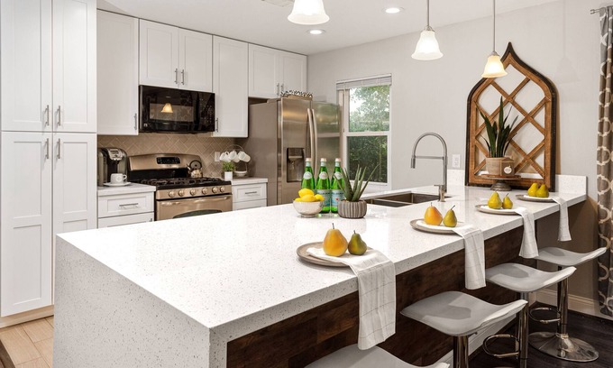 Barker House | Comfy Modern Home - Close to Everything!