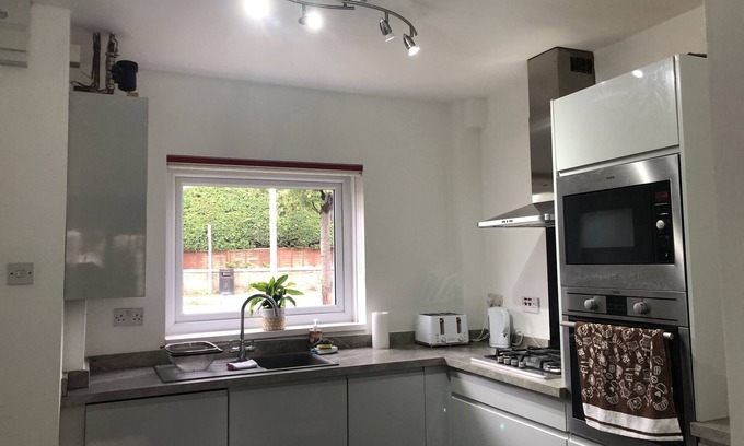 Cheltenham House | Comfy modern townhouse/w free parking & garden, newly refurbished, self catering