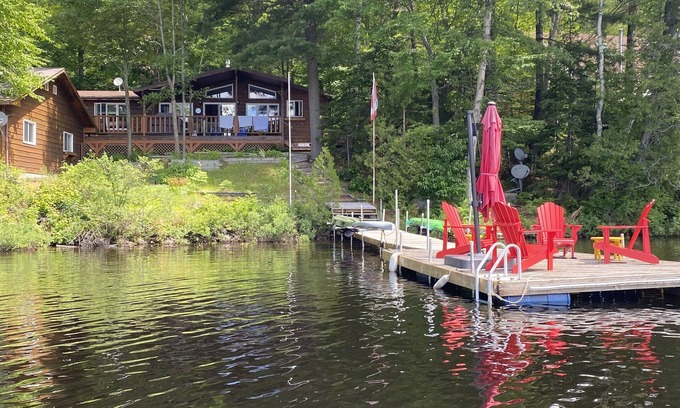 Lake of Bays Cottage | Comfy Muskoka cottage on a quiet bay for year round fun and relaxation