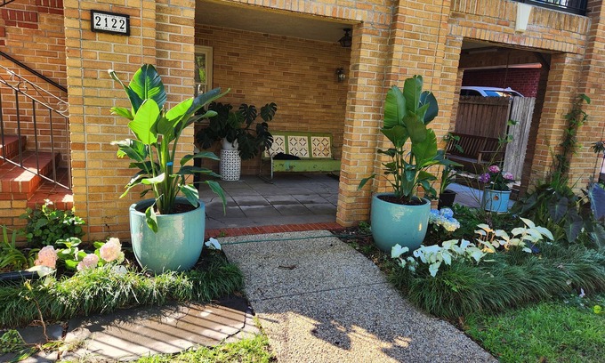 Central Carrollton Association House | Comfy on Carrollton Avenuen dog friendly on streetcar line!n