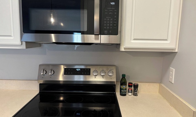 Farmview - Ramble Condo | Comfy & Quiet 3-bedroom condo WiFi, AC, 10 min drive to VT, Bus Stop - Sleeps 6!