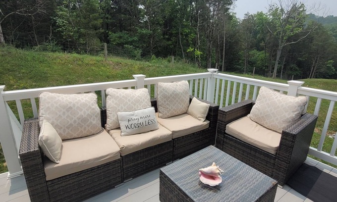 Falling Waters House | Comfy Room near Hagerstown & Martinsburg