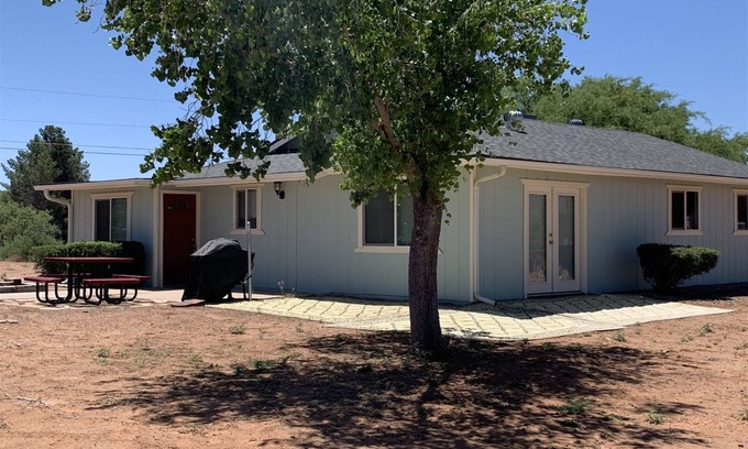 Cornville House | Comfy Rustic Cottage Feel, Close to Wineries! Page Springs - S026