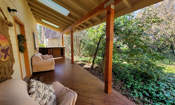 Grass Valley House | Comfy, spacious 1 bedroom house in Grass Valley, bohemian, romantic, artsy, cozy