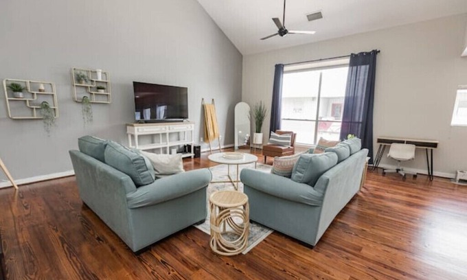 Midtown House | Comfy, spacious townhome in Midtown, 2BR sleeps 6, Close to Medical Center