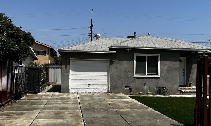 Reseda House | Comfy Stay Away From Home