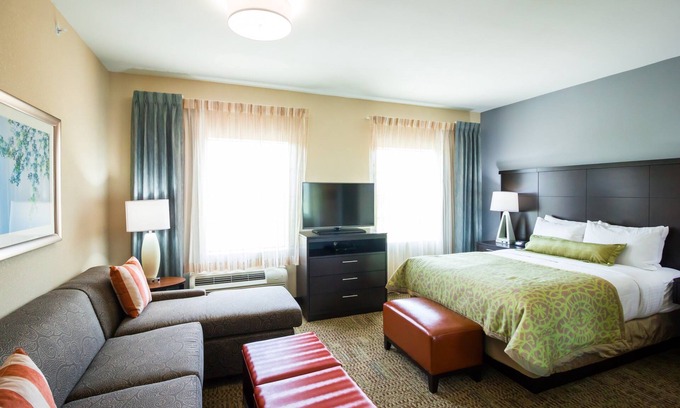 Plano Apartment | Comfy Studio in Plano | Free Breakfast, Free Wi-Fi, Outdoor Pool