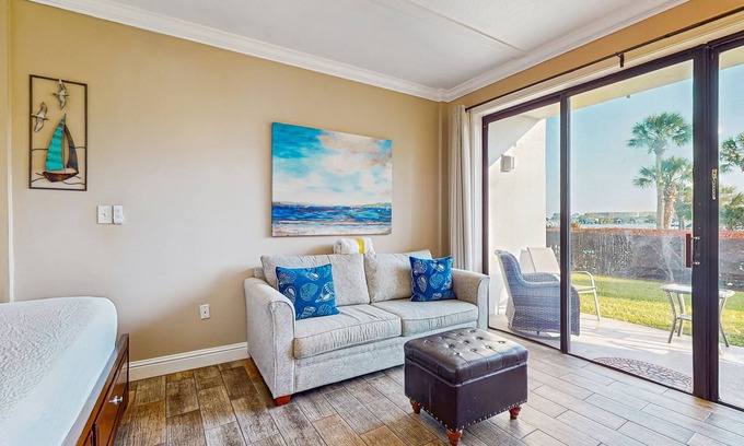 Fort Walton Beach Apartment | Comfy studio suite with pool & picnic area - snowbird-friendly