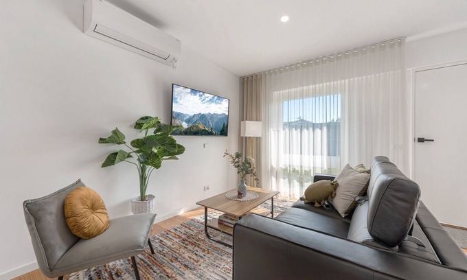 Carnegie Apartment | Comfy Studio with Shared Backyard near Racecourse