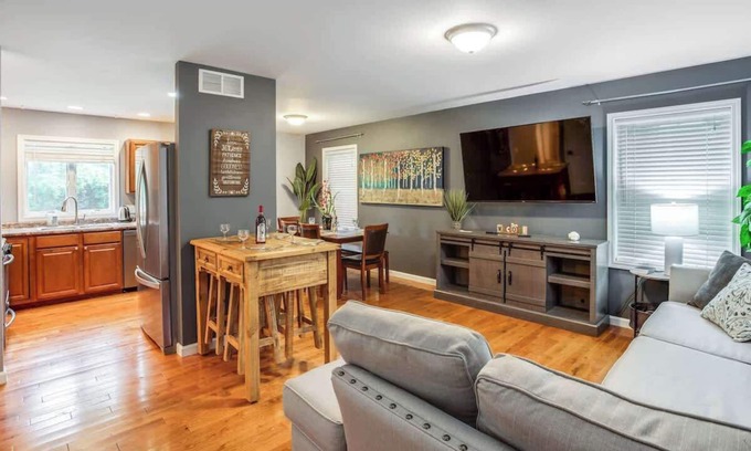 Gates-North Gates House | 😎Comfy Suburb Home😎 w/King Beds by Arpt/Dwnt/UofR