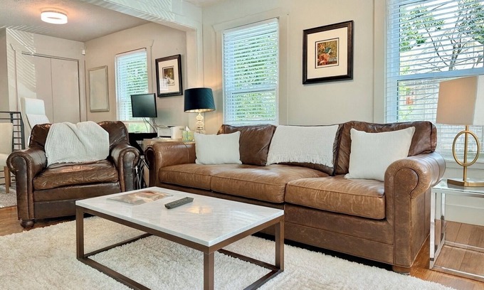 Washington Ave./ Memorial Park House | COMFY URBAN RETREAT, PET FRIENDLY, PRIVATE DRIVEWAY PARKING
