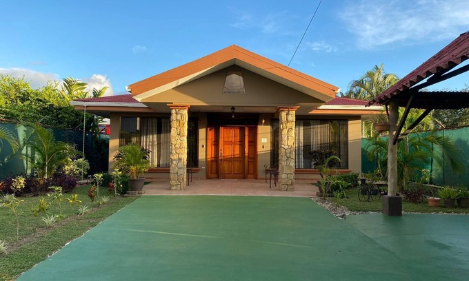 Quepos Villa | Comfy Villa for 7 with Private Pool, Just 10 Minutes from Manuel Antonio!