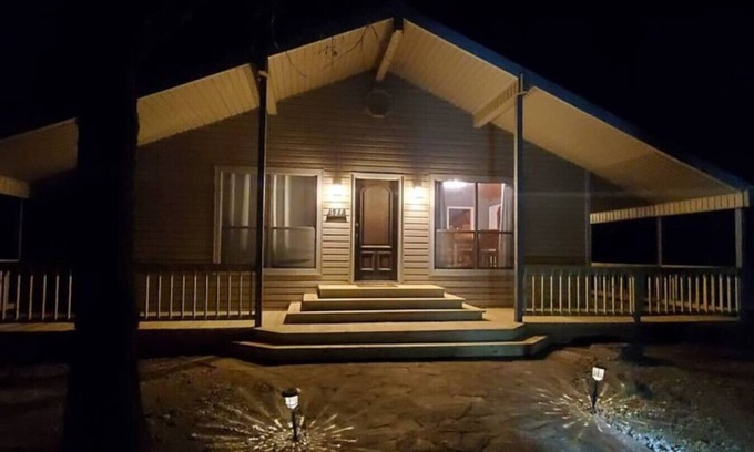 Sulphur House | Commander's Cabin - Family Friendly Adventure