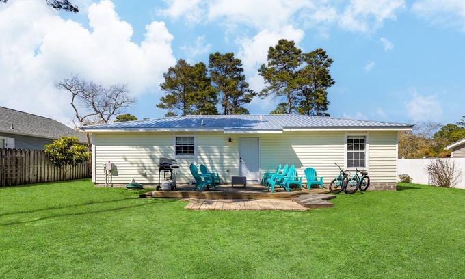 Gulfview Heights House | Commanders Cottage by AvantStay | Free Bikes! Pet Friendly | Newly Renovated!