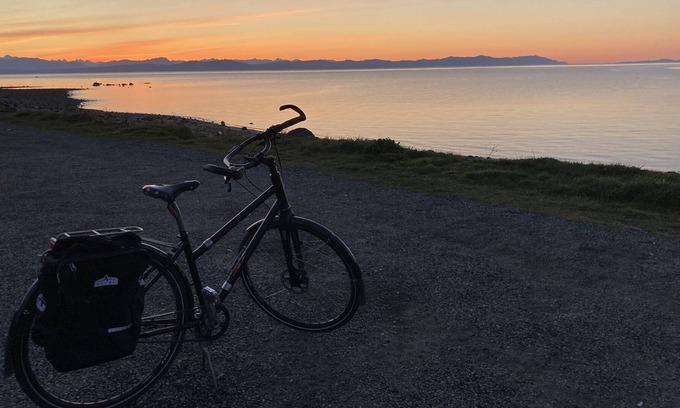 Comox House | Comox Carriage House: 300m to Beach, 40km to ski, 2 Queen Beds, fireplace