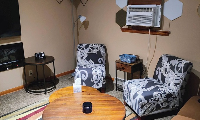 Akron House | Compact, Cozy and Complete 2-bedroom bungalow with WiFi, AC in Akron