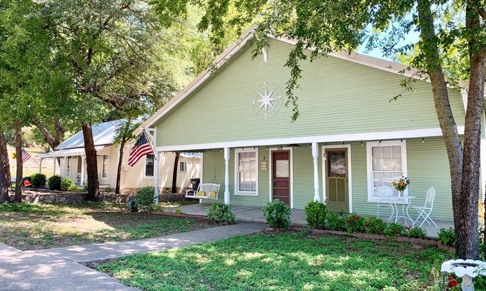 Glen Rose Cottage | Compass Cottage in Historic Glen Rose
