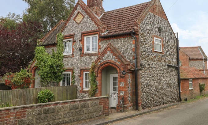 Bodham Cottage | COMPASS COTTAGE, pet friendly, with open fire in Sheringham