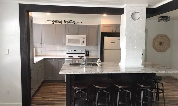 Katrine Cottage | Compass Lakeview Cottage with Doe Lake scenery