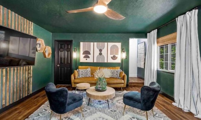 Sierra Village Cabin | Compass NORTH! A Boho Bungalow Fast Wi-Fi A/C