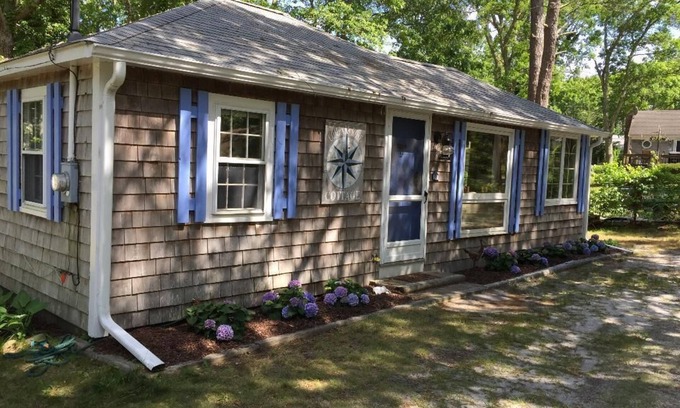 Dennis Cottage | Compass Rose Cottage ★ Steps to Flax Pond & Nature Trails ★ Kayaks