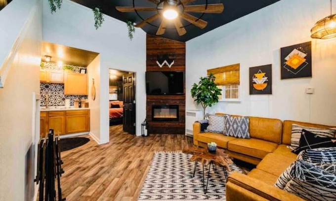 Sierra Village House | Compass WEST! A Boho Bungalow Fast Wi-Fi A/C