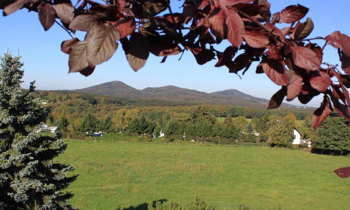 Himberg Hotel | compl. Holiday house in quiet location with balcony, garden and distant view