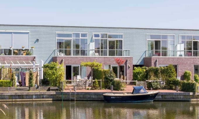 Oude-Tonge House | Complete, popular island house with steam shower. There is a lockable fence between the garden and t