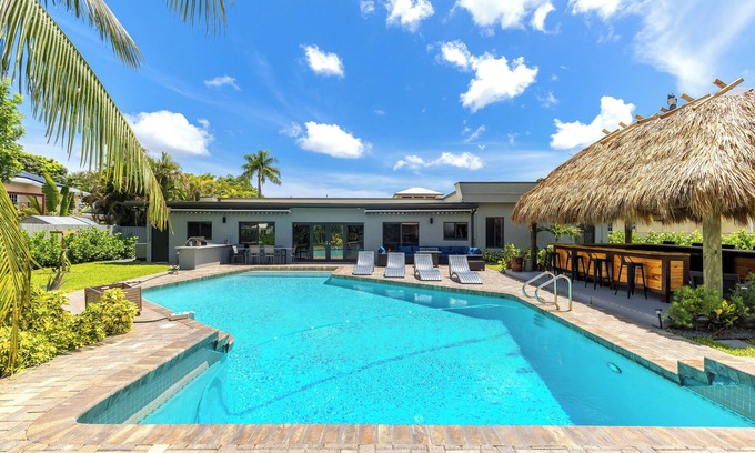 Plantation House | Complete Tropical Staycation,Heated Pool, Pool Table, 5 bedrooms, 9 beds, 4 bath