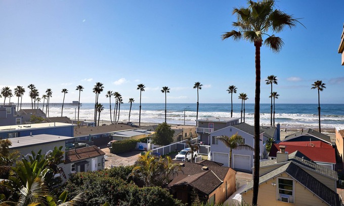 Townsite Condo | Completely Remodeled 2 Bedroom with 2 Cal King Suites! 1040 Sq Ft